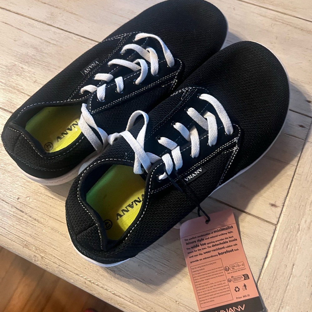 VNANV Black Sneakers